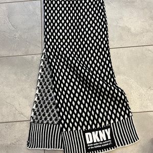 DKNY scark NWOT